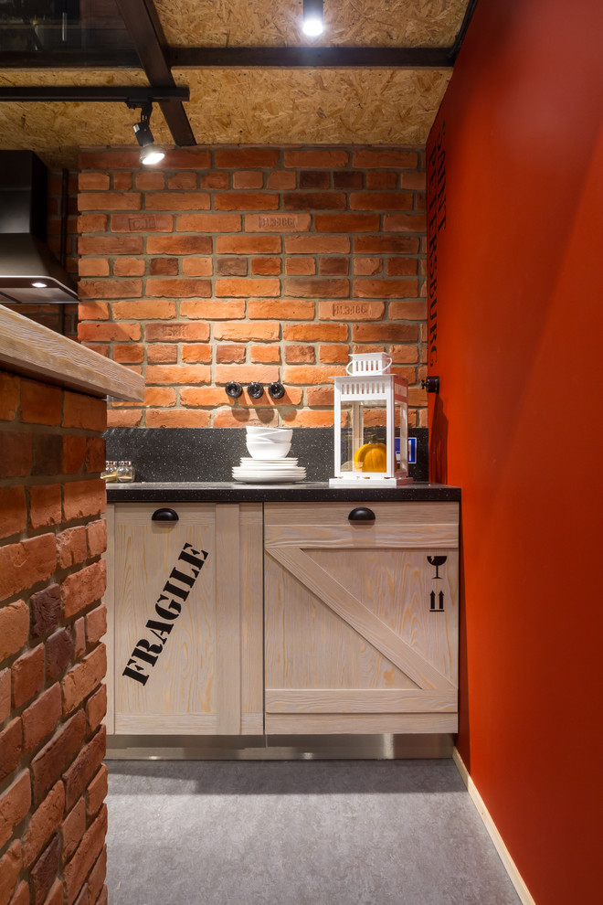 Пример оригинального дизайна: п-образная кухня-гостиная среднего размера в стиле лофт с столешницей из ламината, черным фартуком, полом из линолеума, фасадами с утопленной филенкой, светлыми деревянными фасадами и полуостровом