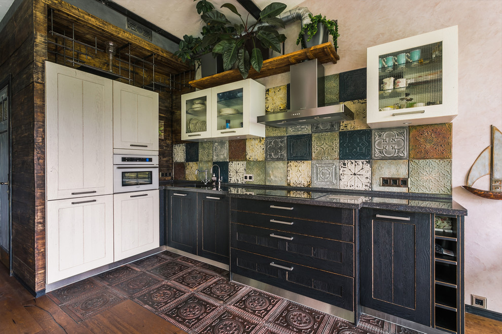 Exempel på ett stort industriellt grå grått l-kök, med en undermonterad diskho, skåp i shakerstil, svarta skåp, flerfärgad stänkskydd och brunt golv