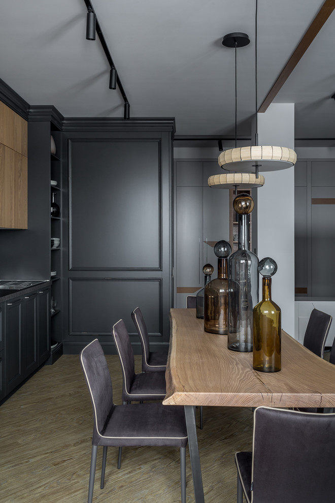 Bild på ett mellanstort funkis grå linjärt grått kök med öppen planlösning, med en enkel diskho, luckor med infälld panel, grå skåp, laminatbänkskiva, grått stänkskydd, rostfria vitvaror, vinylgolv och gult golv