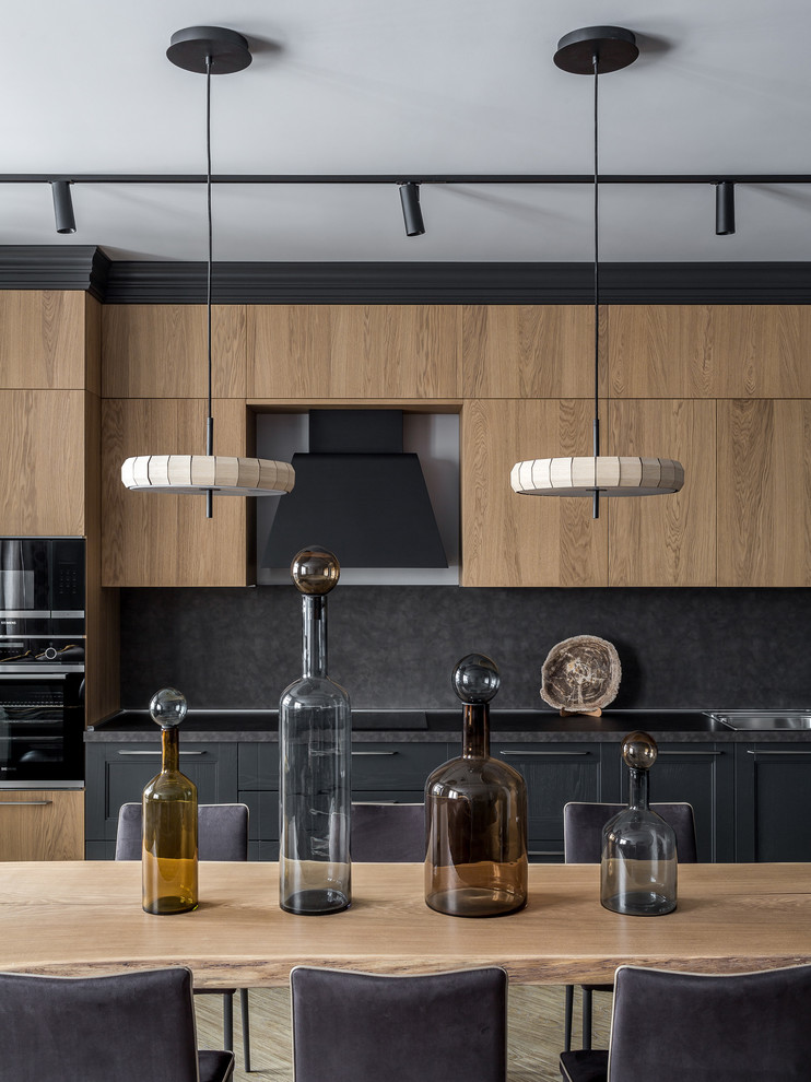 Foto på ett mellanstort funkis grå linjärt kök med öppen planlösning, med en enkel diskho, luckor med infälld panel, grå skåp, laminatbänkskiva, grått stänkskydd, rostfria vitvaror, vinylgolv och gult golv