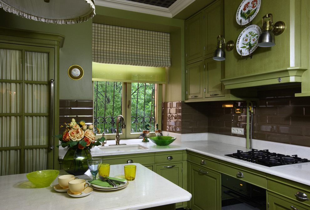 Klassische Küche mit Unterbauwaschbecken, grünen Schränken, Küchenrückwand in Braun, schwarzen Elektrogeräten, Kücheninsel und Rückwand-Fenster in Moskau
