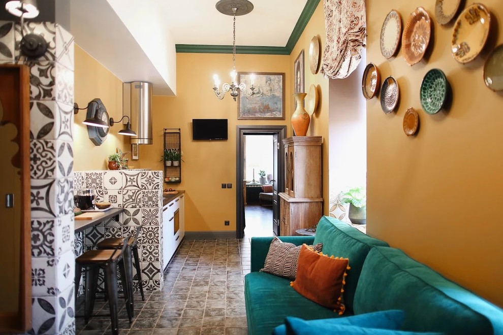 Immagine di una piccola cucina abitabile con pavimento con piastrelle in ceramica e pavimento grigio