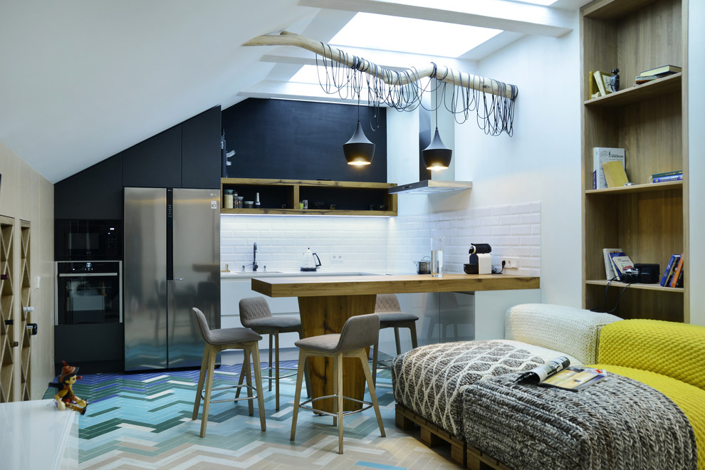 Стильный дизайн: п-образная кухня-гостиная в современном стиле с плоскими фасадами, белым фартуком и полуостровом - последний тренд