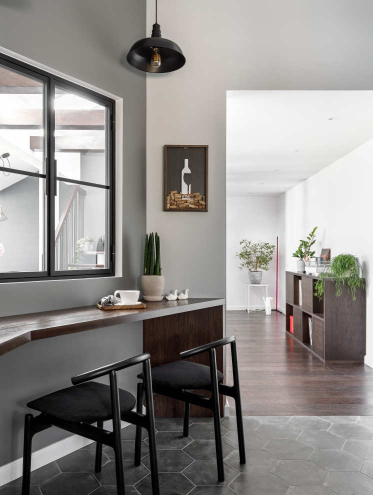 Стильный дизайн: кухня среднего размера в современном стиле с деревянной столешницей, полом из керамогранита, серым полом и коричневой столешницей - последний тренд