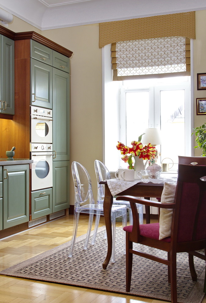 Modelo de cocina clásica renovada sin isla con electrodomésticos blancos, suelo de madera clara y suelo beige