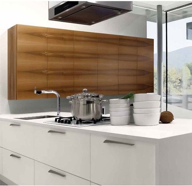 Idéer för stora funkis vitt kök, med en integrerad diskho, släta luckor, skåp i ljust trä, bänkskiva i koppar, vitt stänkskydd, stänkskydd i sten, vita vitvaror, klinkergolv i keramik, en halv köksö och vitt golv
