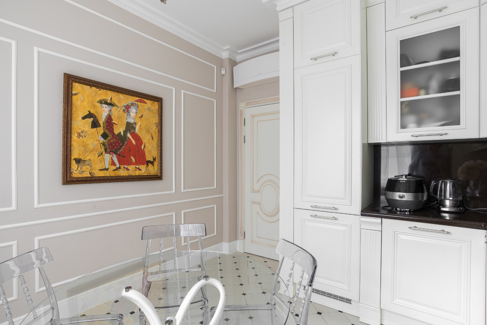 Exempel på ett avskilt, mellanstort klassiskt brun brunt l-kök, med en undermonterad diskho, luckor med upphöjd panel, vita skåp, marmorbänkskiva, brunt stänkskydd, stänkskydd i marmor, rostfria vitvaror, klinkergolv i porslin och vitt golv