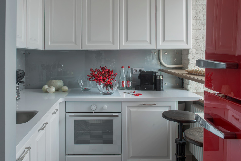 Стильный дизайн: угловая кухня-гостиная в современном стиле с врезной мойкой - последний тренд