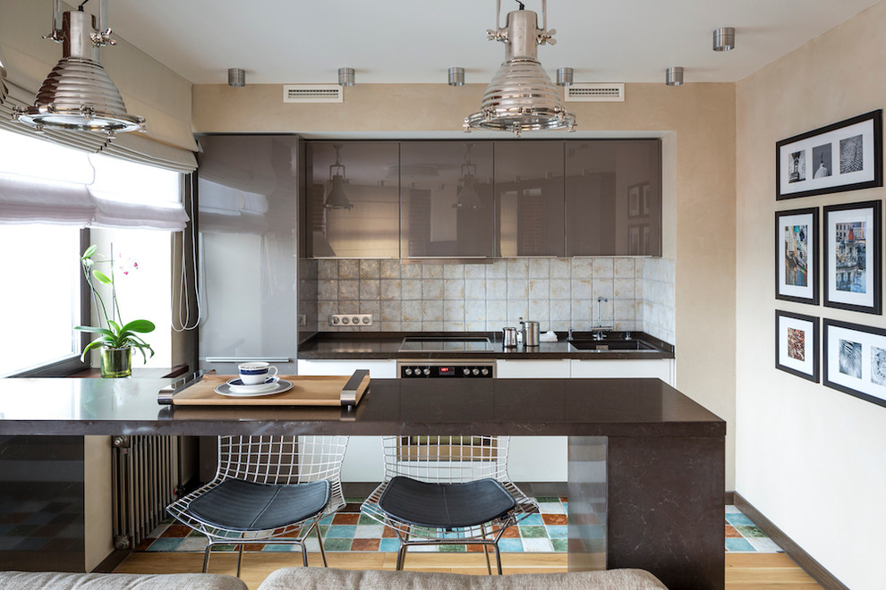 Bild på ett funkis linjärt kök med öppen planlösning, med släta luckor, bruna skåp, beige stänkskydd, rostfria vitvaror och en halv köksö