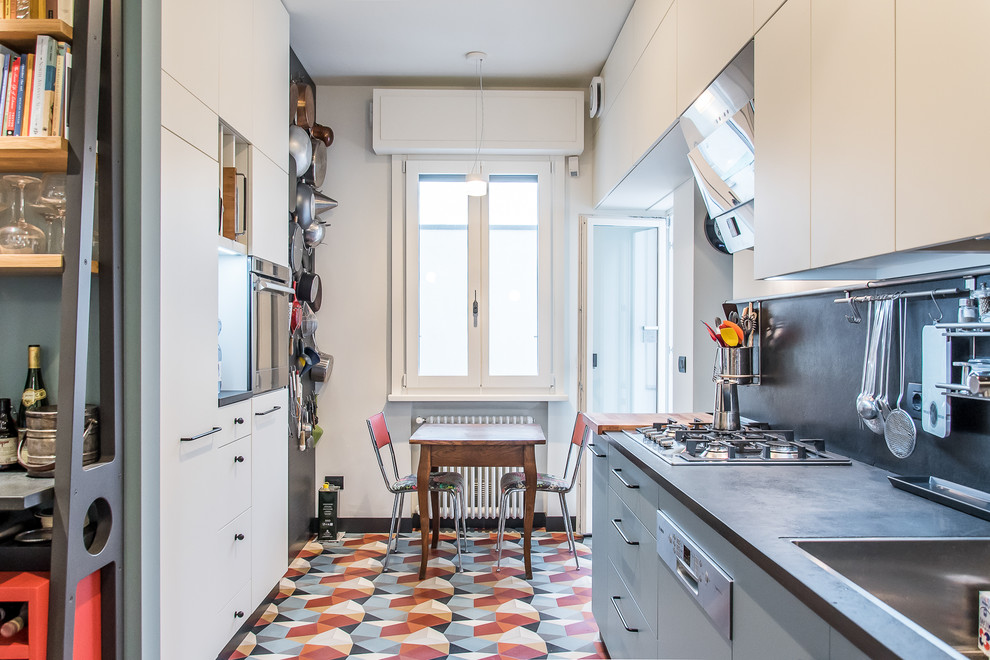 Esempio di una cucina abitabile boho chic di medie dimensioni con ante lisce, ante bianche, pavimento con piastrelle in ceramica, penisola e pavimento multicolore