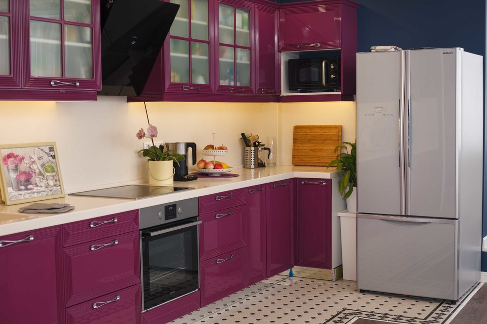 Idée de décoration pour une cuisine américaine tradition en L de taille moyenne avec un placard à porte affleurante, des portes de placard violettes, un plan de travail en quartz modifié, une crédence beige et aucun îlot.