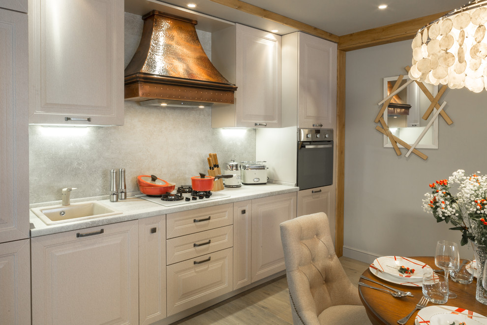 Inspiration för små moderna linjära kök och matrum, med luckor med upphöjd panel, grå skåp, laminatbänkskiva och rostfria vitvaror