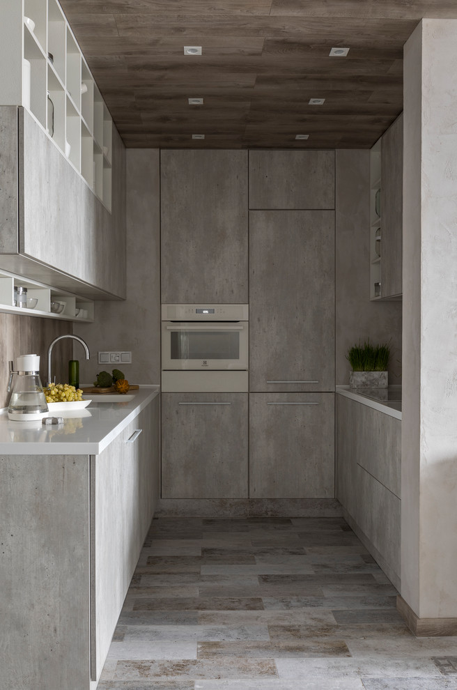 Idéer för att renovera ett funkis vit vitt kök, med en integrerad diskho, släta luckor, grå skåp, brunt stänkskydd, vita vitvaror och grått golv