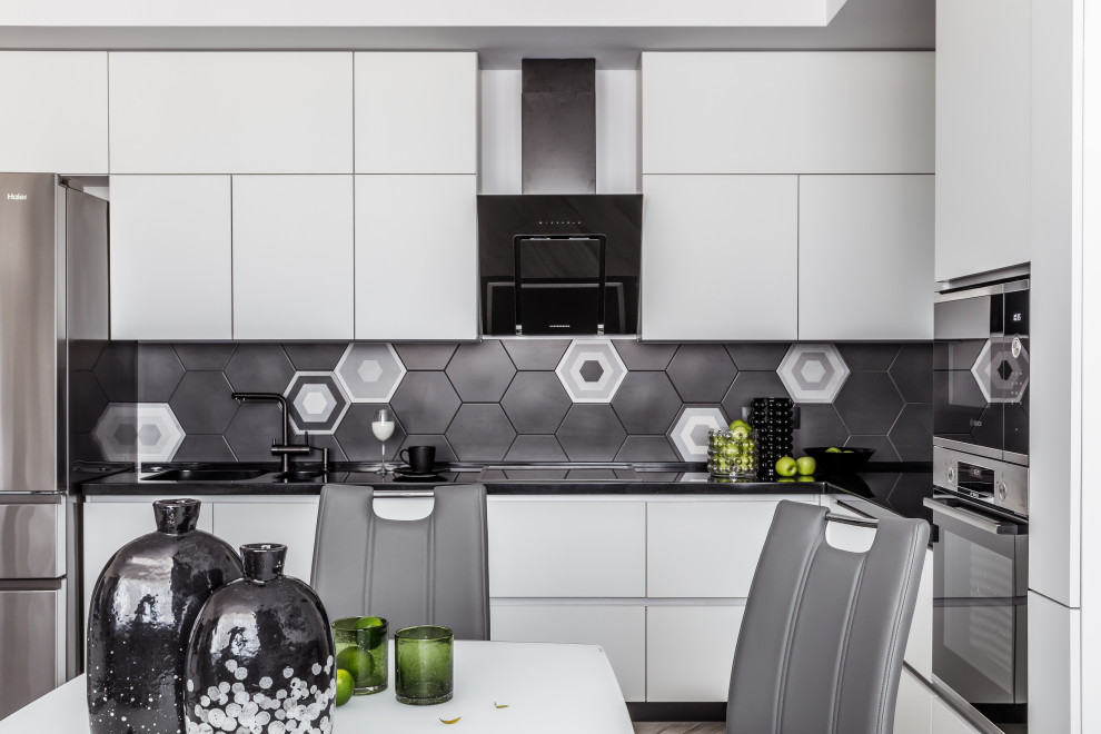 Foto på ett mellanstort funkis svart kök, med en undermonterad diskho, släta luckor, vita skåp, bänkskiva i koppar, svart stänkskydd, stänkskydd i keramik, rostfria vitvaror, klinkergolv i porslin och grått golv