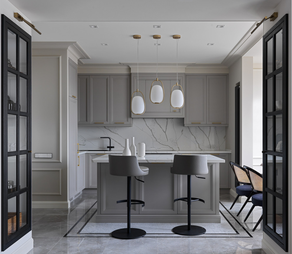 На фото: угловая кухня в стиле неоклассика (современная классика) с фасадами с утопленной филенкой, серыми фасадами, серым фартуком, островом, серым полом и серой столешницей