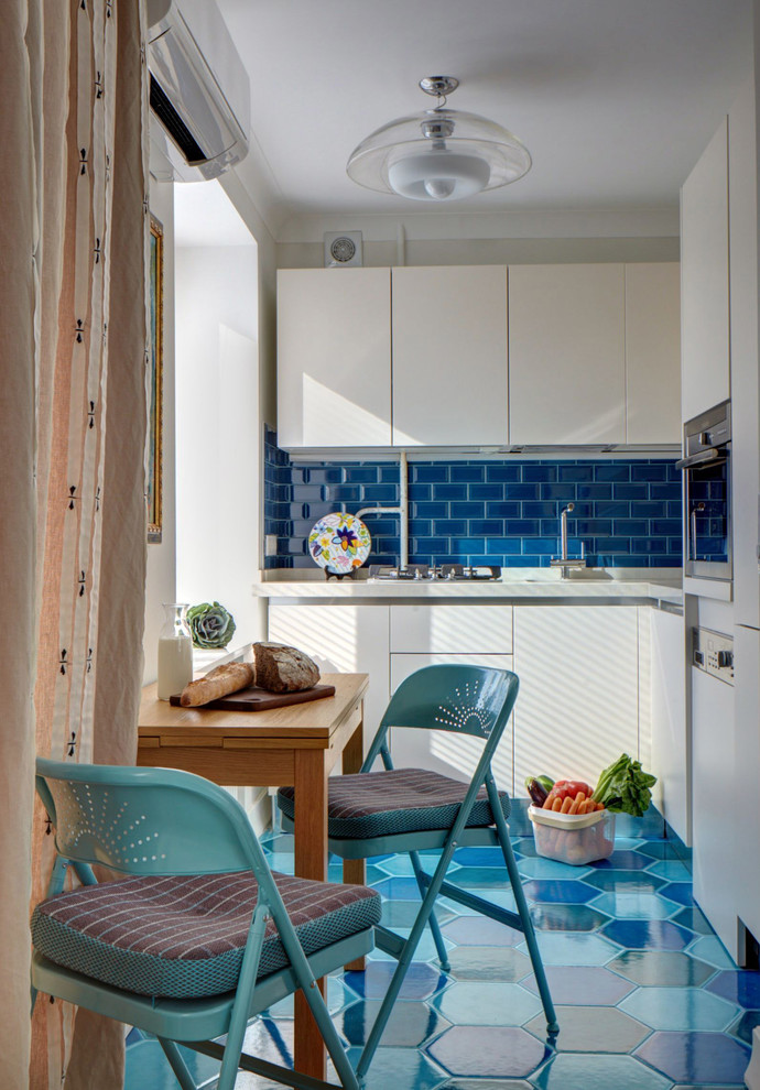 Idéer för att renovera ett litet funkis kök, med en integrerad diskho, släta luckor, vita skåp, bänkskiva i kvarts, blått stänkskydd, stänkskydd i keramik, rostfria vitvaror och klinkergolv i keramik