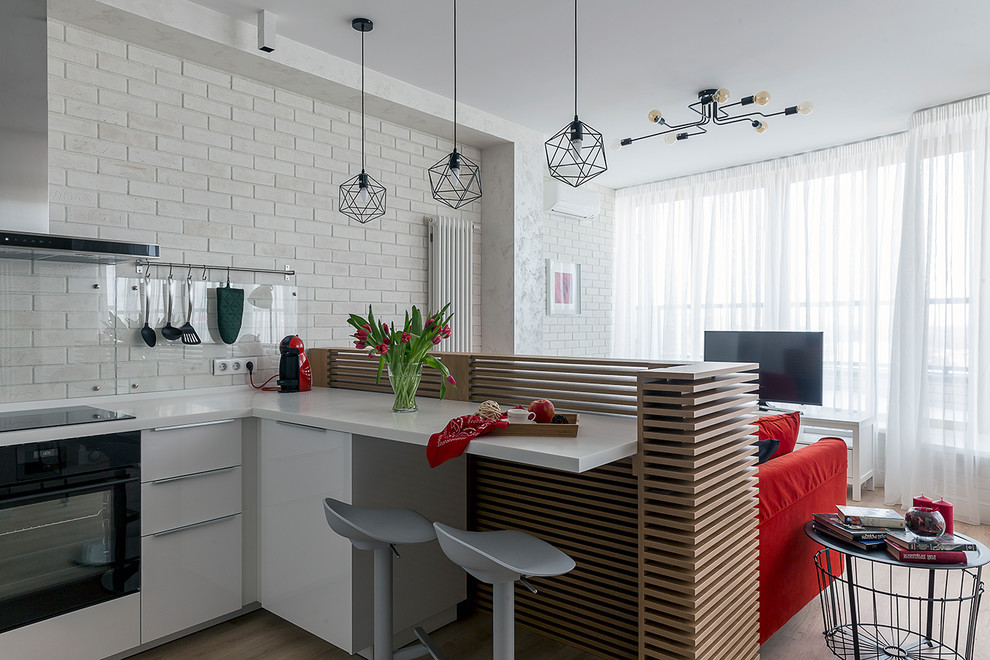 モスクワにあるコンテンポラリースタイルのおしゃれなLDK (フラットパネル扉のキャビネット、白いキャビネット、ベージュキッチンパネル、ガラス板のキッチンパネル、黒い調理設備、白いキッチンカウンター) の写真