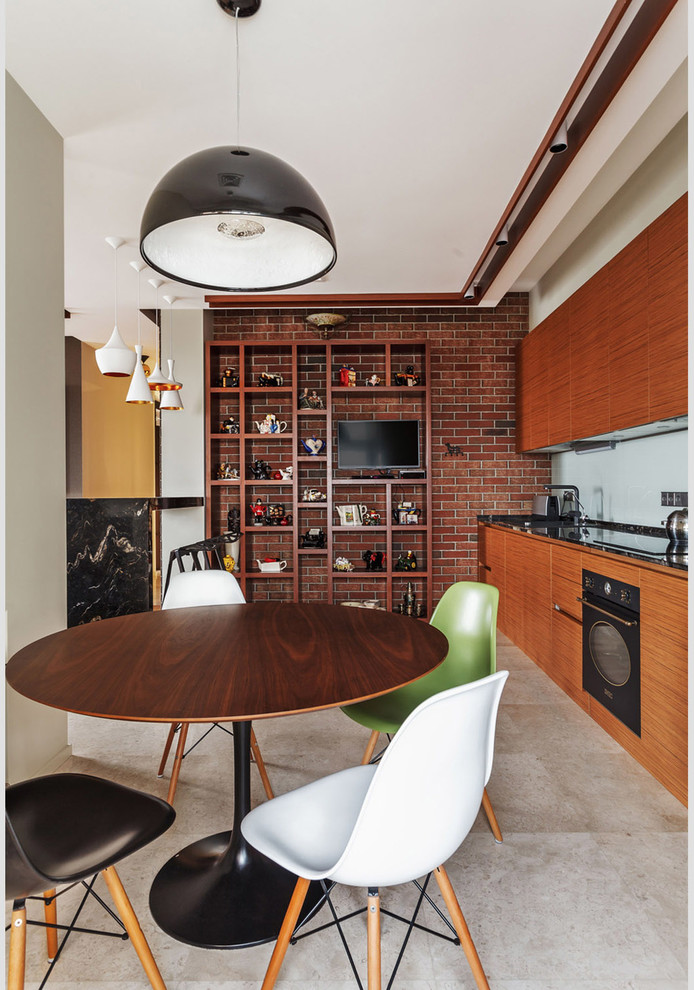 Bild på ett litet funkis kök och matrum, med luckor med glaspanel, bruna skåp, svarta vitvaror och vitt stänkskydd