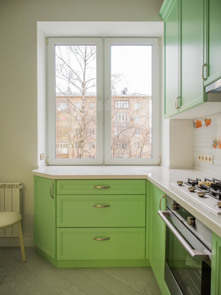 Inspiration för avskilda, små klassiska l-kök, med en integrerad diskho, luckor med infälld panel, gröna skåp, bänkskiva i koppar, grått stänkskydd, stänkskydd i stickkakel, rostfria vitvaror, klinkergolv i porslin och grått golv