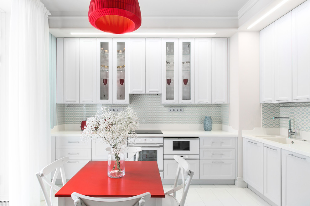 Foto de cocinas en L contemporánea, cerrada, sin isla, con fregadero integrado, armarios con paneles empotrados, puertas de armario blancas, salpicadero verde y electrodomésticos blancos