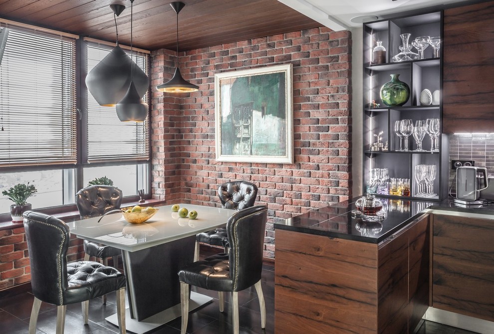 На фото: угловая кухня в современном стиле с плоскими фасадами, темными деревянными фасадами, коричневым фартуком и полуостровом с