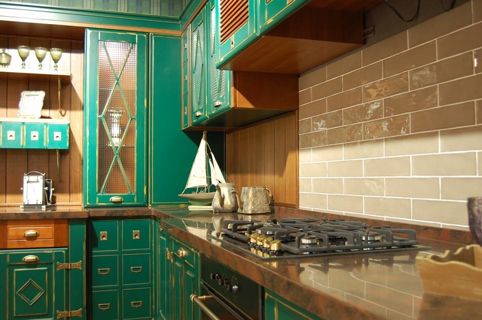 Inspiration för mellanstora lantliga kök, med luckor med infälld panel, gröna skåp, bänkskiva i koppar, brunt stänkskydd, stänkskydd i trä och färgglada vitvaror