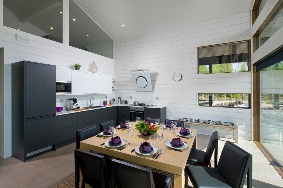 Свежая идея для дизайна: кухня в современном стиле с обеденным столом, белым фартуком и врезной мойкой без острова - отличное фото интерьера