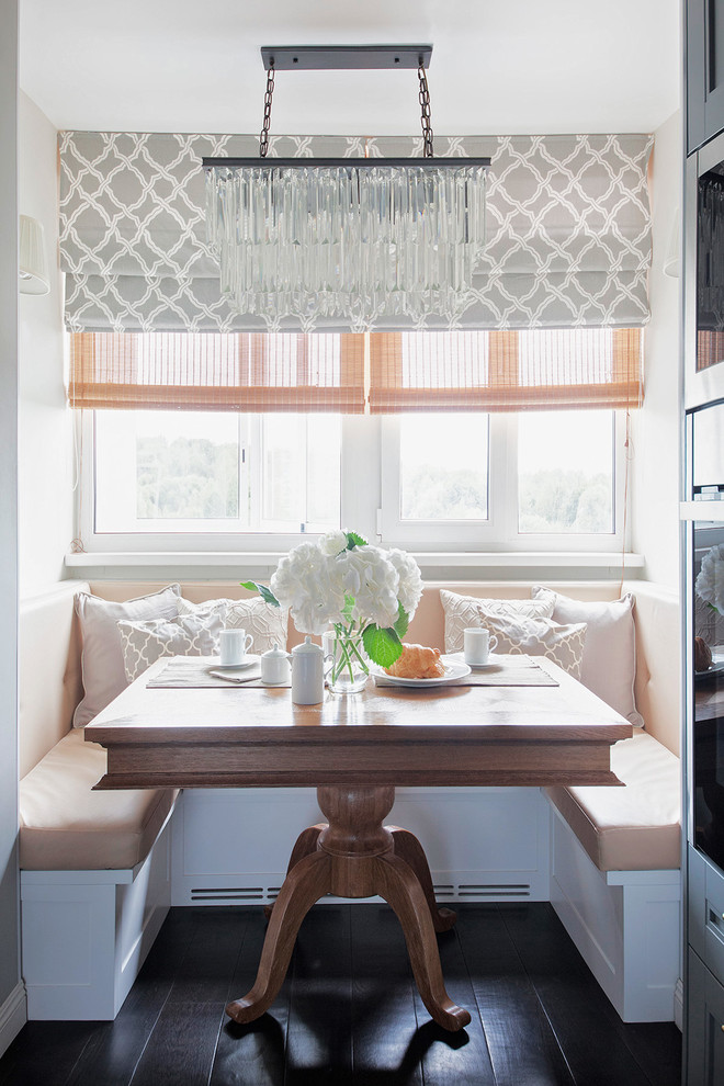Источник вдохновения для домашнего уюта: кухня в стиле неоклассика (современная классика) с шторами на окнах