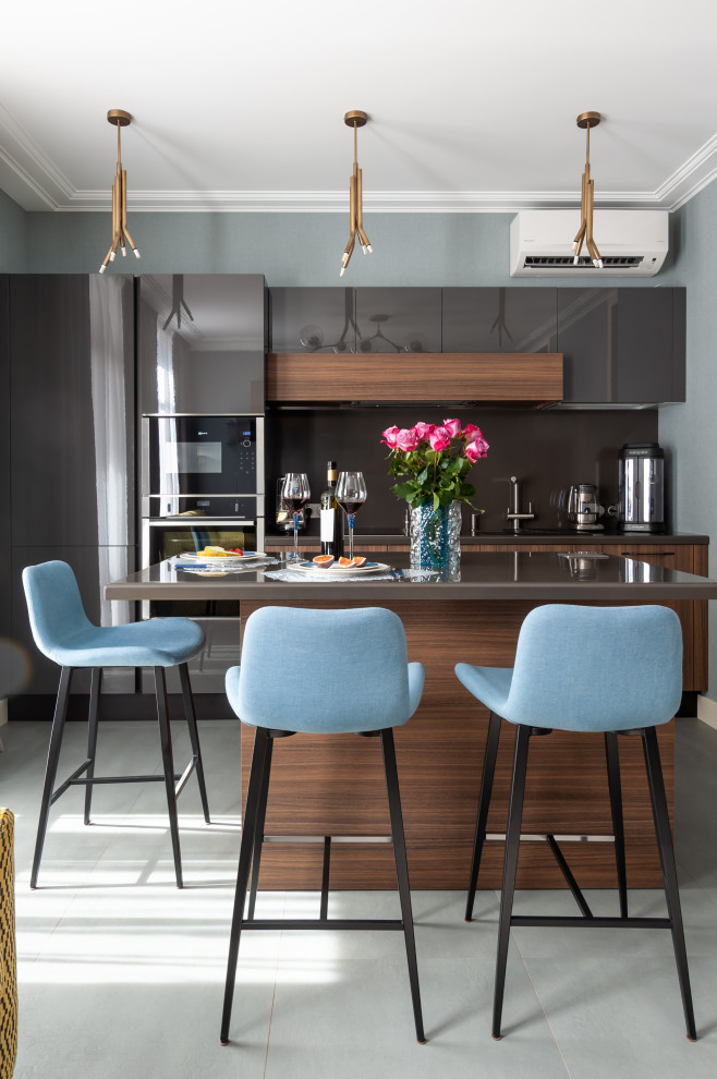 Свежая идея для дизайна: прямая кухня среднего размера в современном стиле с обеденным столом, плоскими фасадами, полом из керамогранита, островом и серым полом - отличное фото интерьера