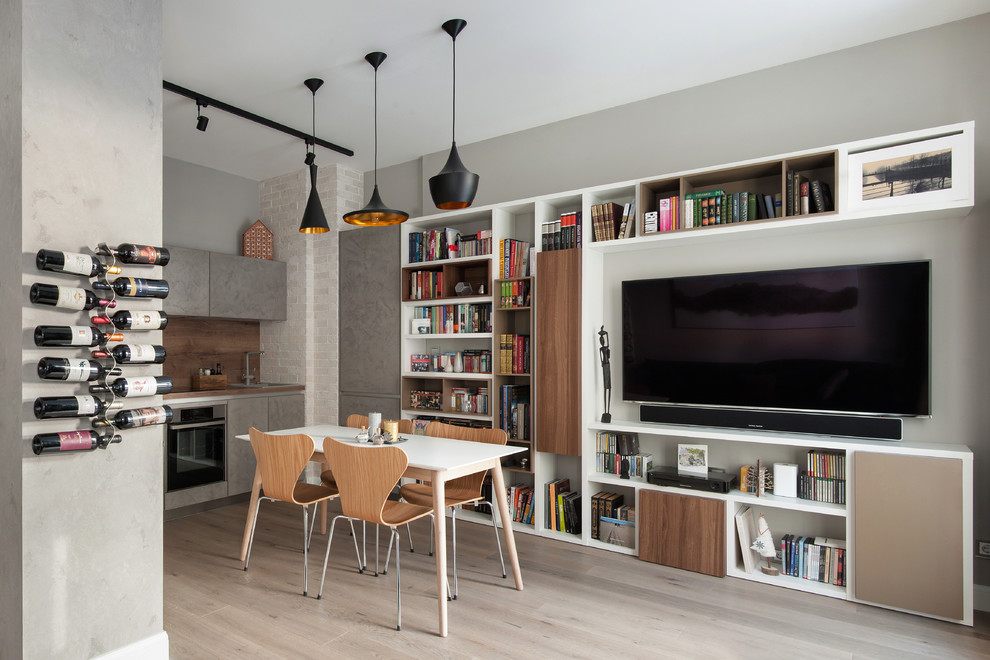 Mittelgroße, Offene Moderne Küche mit hellem Holzboden und grauem Boden in Sankt Petersburg