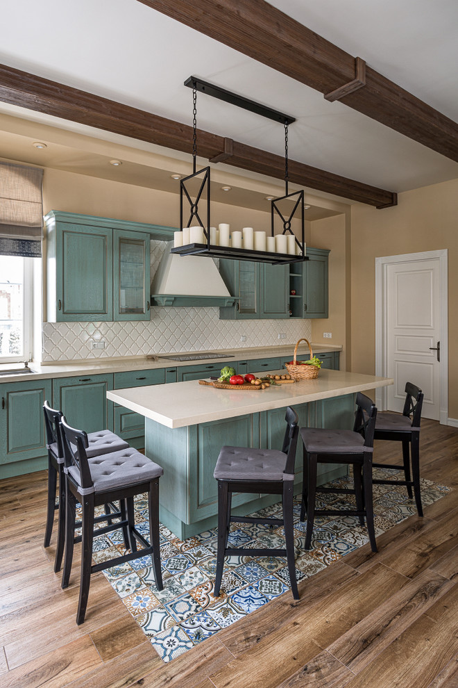Esempio di un grande cucina con isola centrale classico con pavimento in gres porcellanato, pavimento marrone, ante con bugna sagomata, ante blu e paraspruzzi bianco