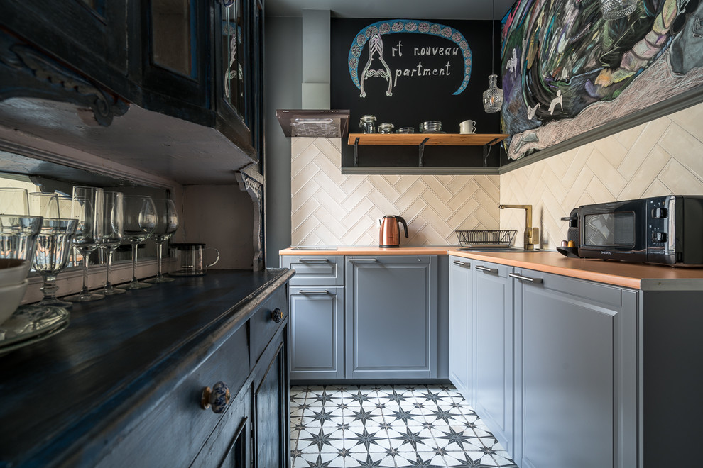 Klassische Küche in L-Form mit Einbauwaschbecken, profilierten Schrankfronten, grauen Schränken, Küchenrückwand in Beige, buntem Boden und oranger Arbeitsplatte in Sankt Petersburg