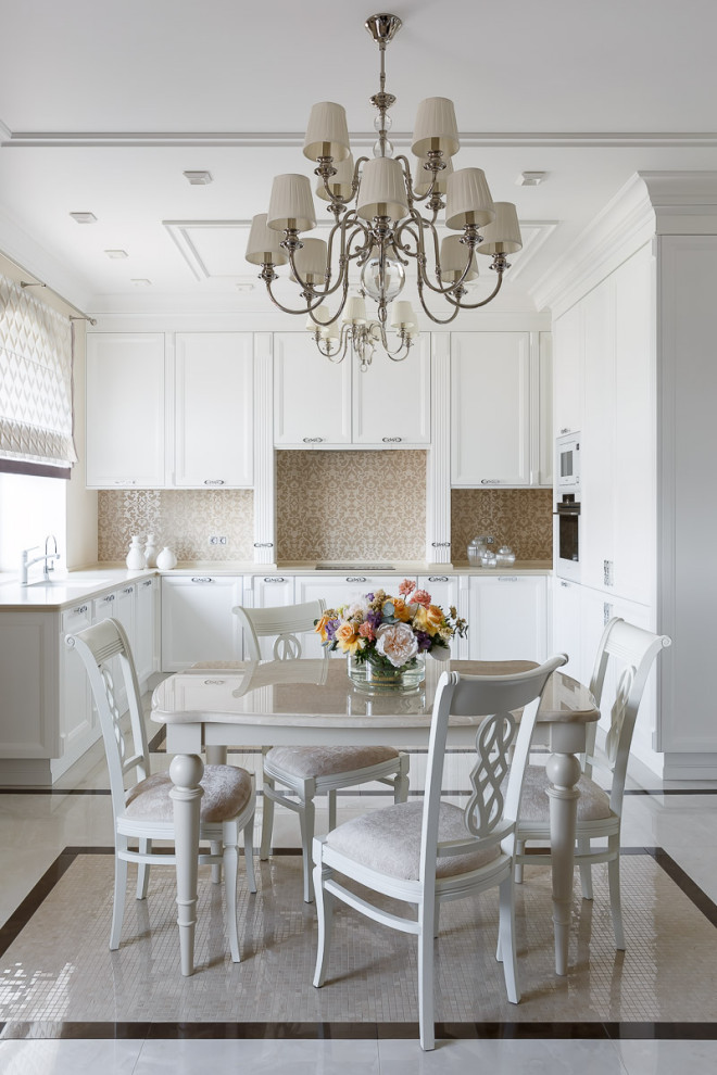 Immagine di una cucina chic con ante con riquadro incassato, ante bianche, elettrodomestici bianchi, pavimento bianco e top beige