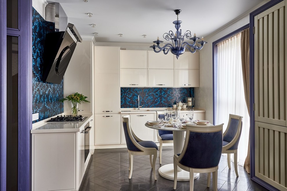 Idéer för ett modernt l-kök, med en integrerad diskho, vita skåp, blått stänkskydd, stänkskydd i mosaik och svarta vitvaror