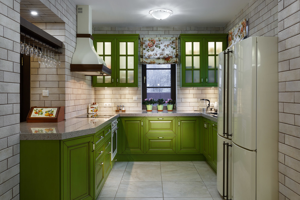 Exempel på ett mellanstort lantligt grå grått kök, med luckor med upphöjd panel, gröna skåp, beige stänkskydd, vita vitvaror, en undermonterad diskho, bänkskiva i koppar, stänkskydd i keramik, klinkergolv i keramik och beiget golv