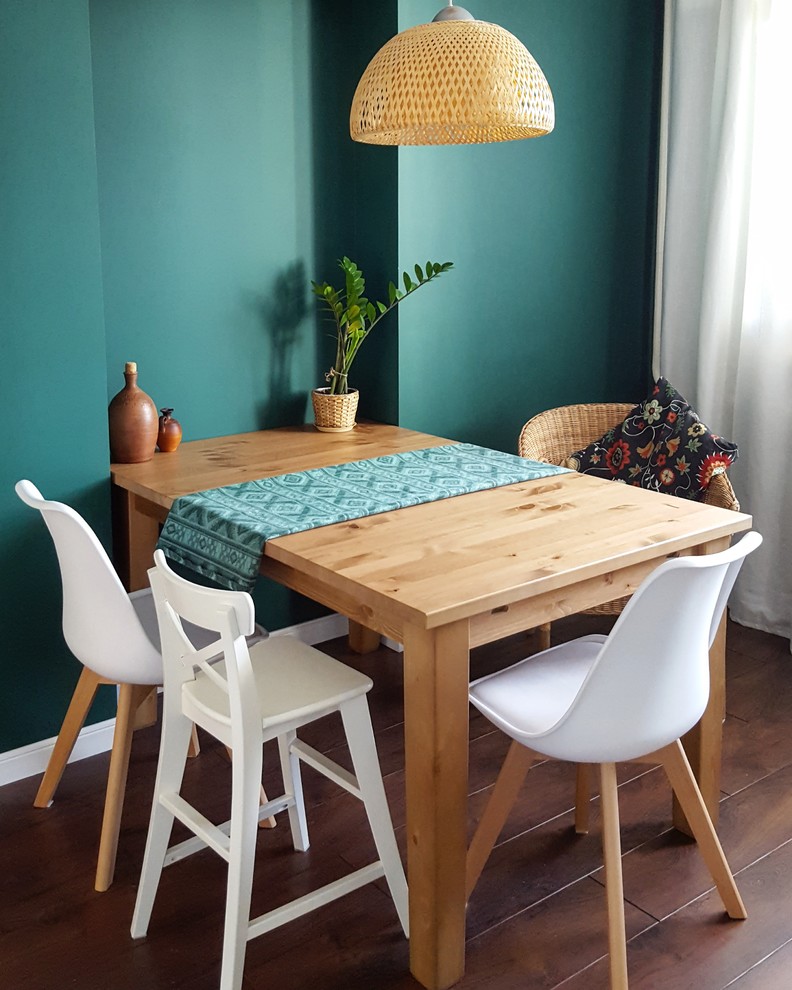 Свежая идея для дизайна: кухня-столовая в скандинавском стиле с полом из ламината и коричневым полом - отличное фото интерьера