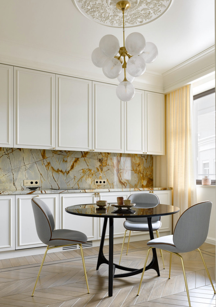 Klassisk inredning av ett flerfärgad flerfärgat kök och matrum, med luckor med infälld panel, vita skåp, flerfärgad stänkskydd, stänkskydd i sten och ljust trägolv