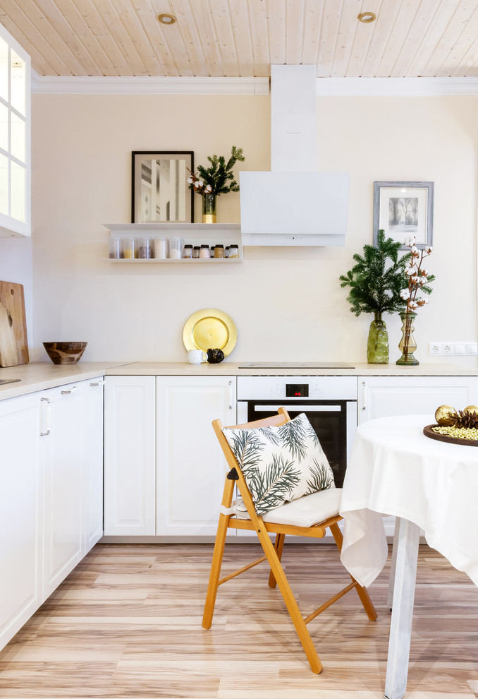 Exempel på ett litet skandinaviskt beige beige kök, med luckor med upphöjd panel, vita skåp, laminatbänkskiva, beige stänkskydd, vita vitvaror, laminatgolv, brunt golv och en dubbel diskho