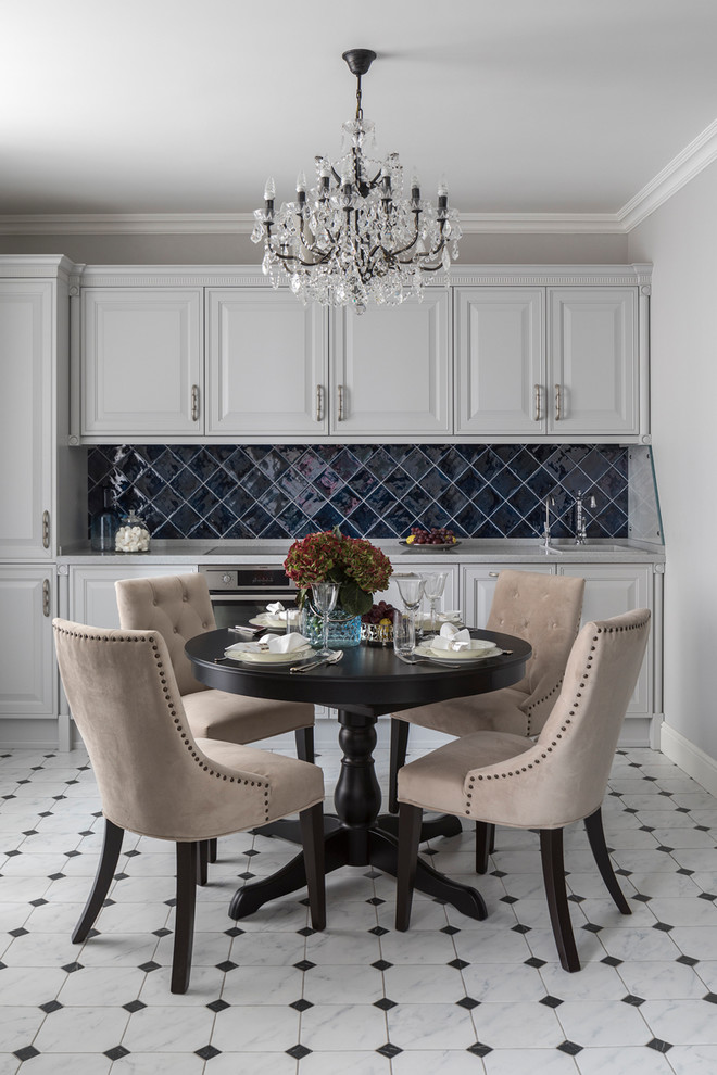 Inredning av ett klassiskt vit linjärt vitt kök och matrum, med en nedsänkt diskho, luckor med upphöjd panel, vita skåp, blått stänkskydd, rostfria vitvaror och flerfärgat golv