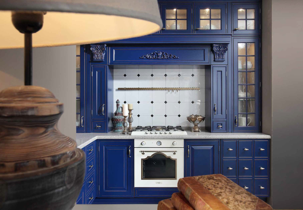 Inspiration pour une petite cuisine traditionnelle en L avec un placard avec porte à panneau surélevé, un électroménager blanc et des portes de placard bleues.