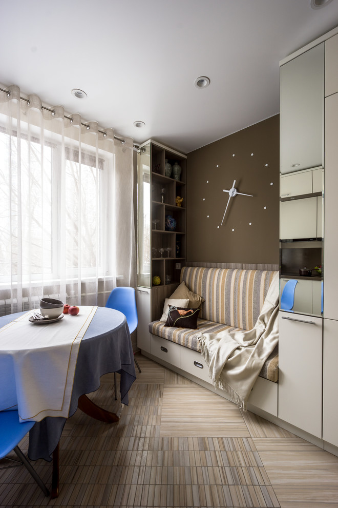 Geschlossene, Mittelgroße Moderne Küche ohne Insel mit flächenbündigen Schrankfronten, weißen Schränken, Porzellan-Bodenfliesen und beigem Boden in Moskau