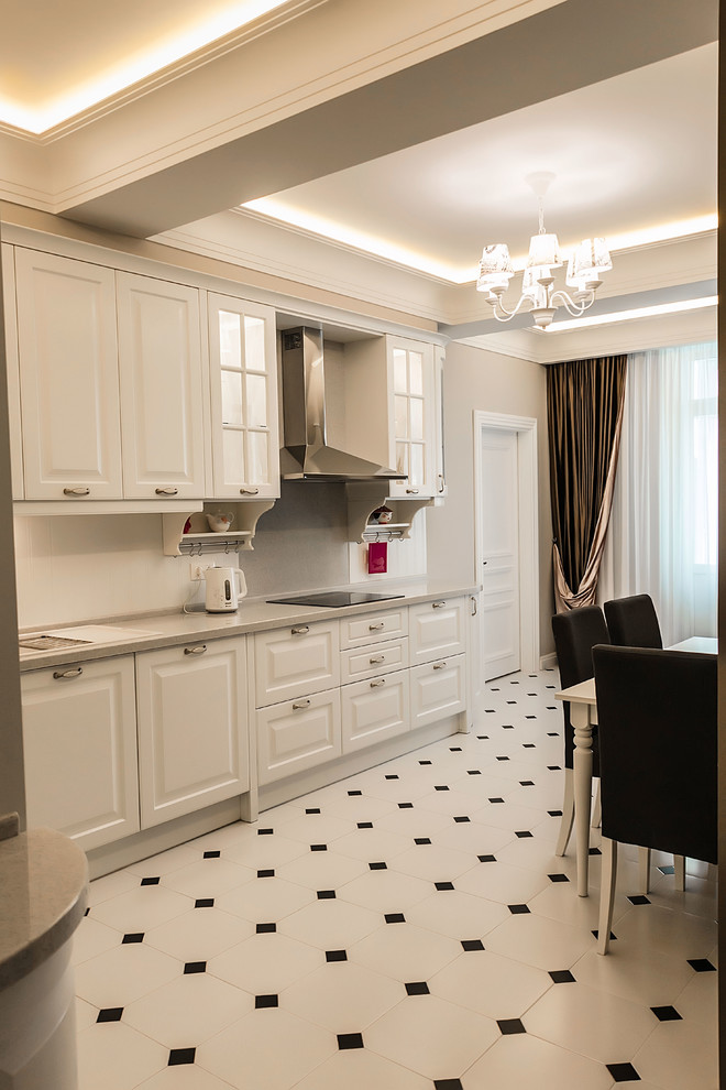 Esempio di una cucina di medie dimensioni con top in superficie solida, pavimento con piastrelle in ceramica e pavimento bianco