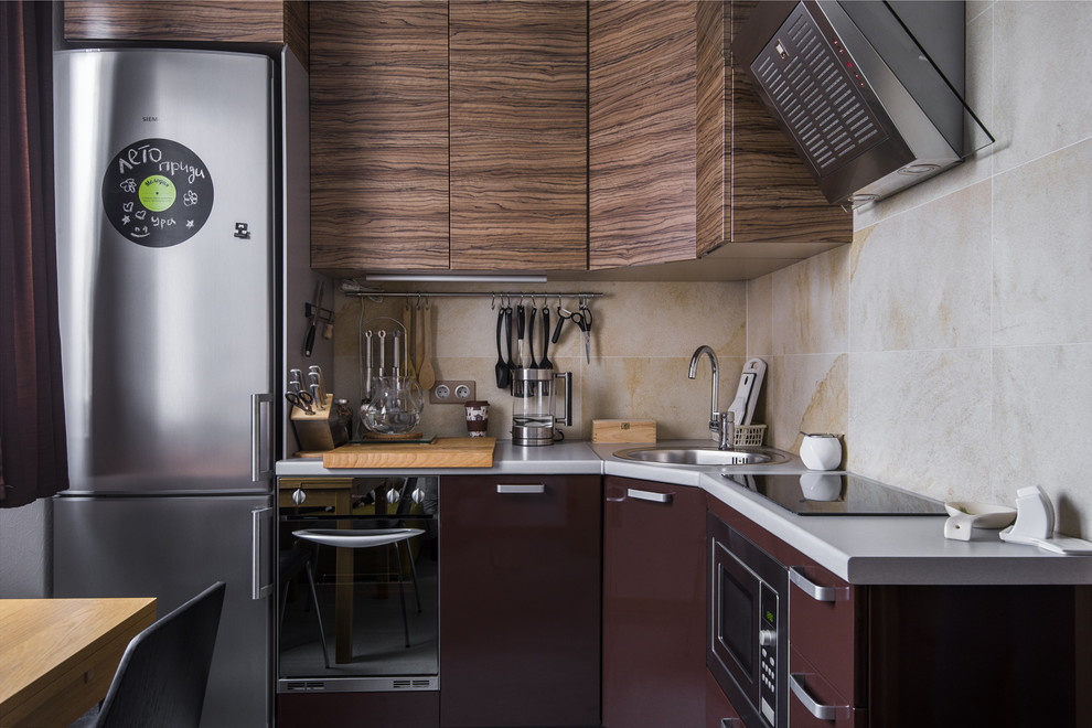 Geschlossene Moderne Küche ohne Insel in L-Form mit flächenbündigen Schrankfronten, Küchenrückwand in Beige, Einbauwaschbecken und Küchengeräten aus Edelstahl in Moskau