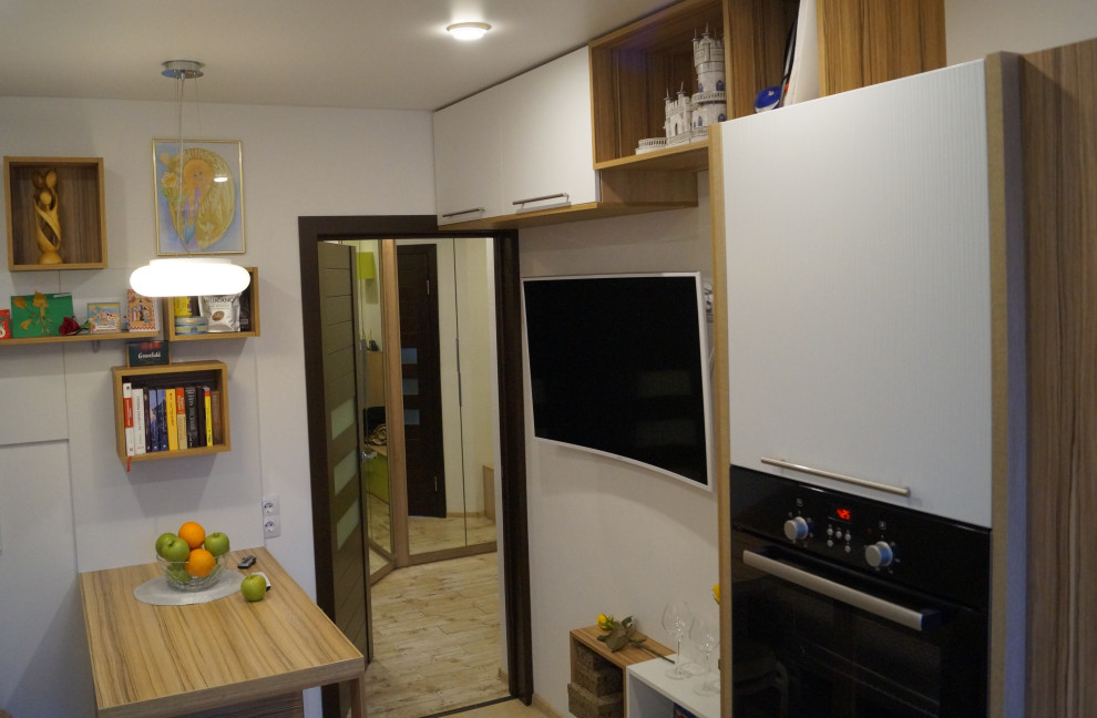 Источник вдохновения для домашнего уюта: маленькая кухня в современном стиле с белыми фасадами и бежевой столешницей для на участке и в саду