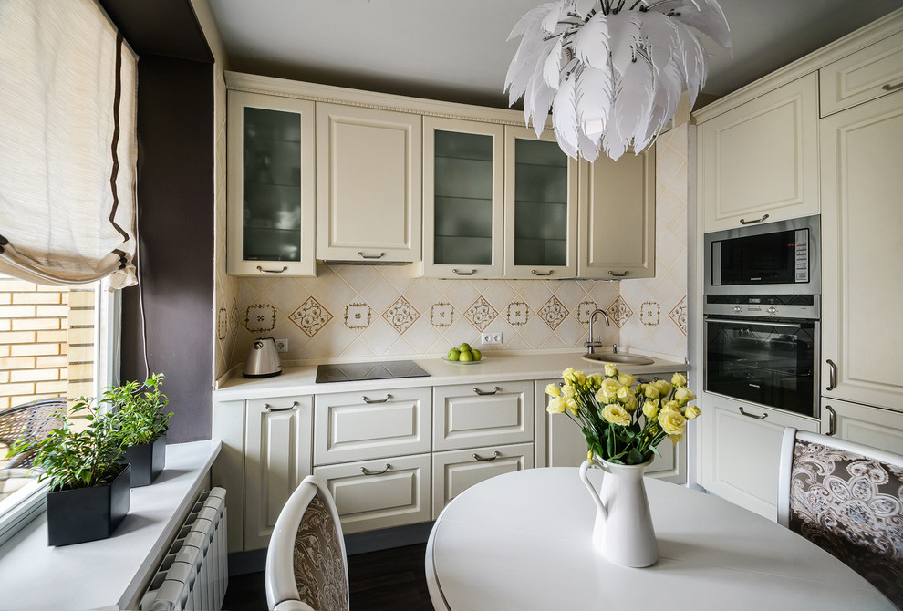 Immagine di una cucina chic chiusa con lavello da incasso, ante con bugna sagomata, ante beige, paraspruzzi beige e nessuna isola