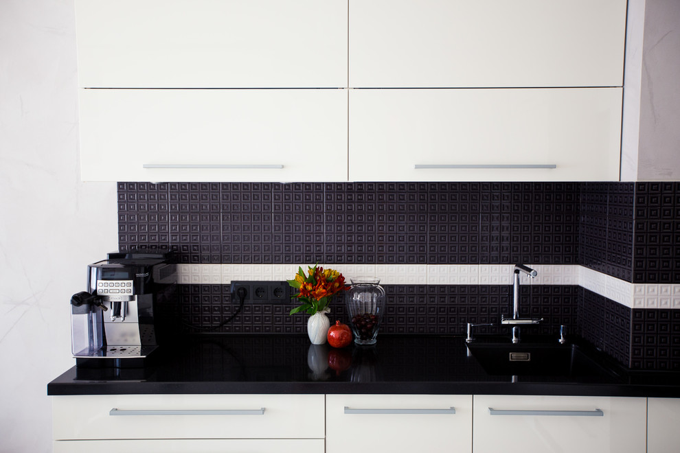 Свежая идея для дизайна: кухня в современном стиле с черно-белыми фасадами - отличное фото интерьера