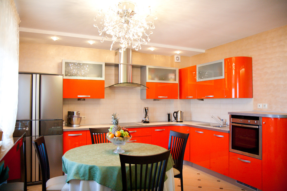 Idéer för att renovera ett mellanstort funkis kök, med en dubbel diskho, släta luckor, orange skåp, laminatbänkskiva, beige stänkskydd, stänkskydd i keramik, rostfria vitvaror och klinkergolv i porslin