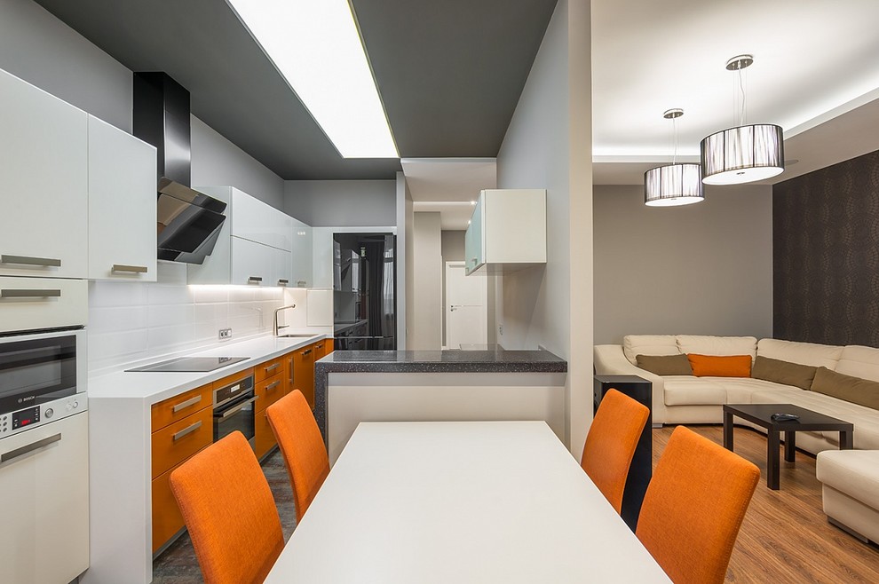 На фото: кухня с оранжевыми фасадами