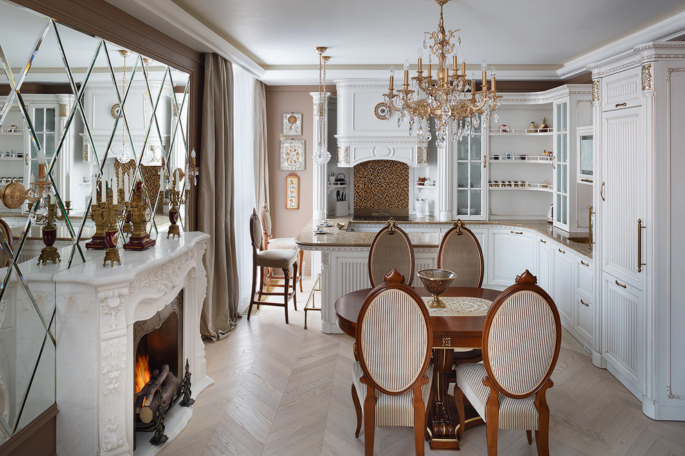Klassische Wohnküche mit weißen Schränken, Elektrogeräten mit Frontblende, hellem Holzboden und Halbinsel in Sankt Petersburg