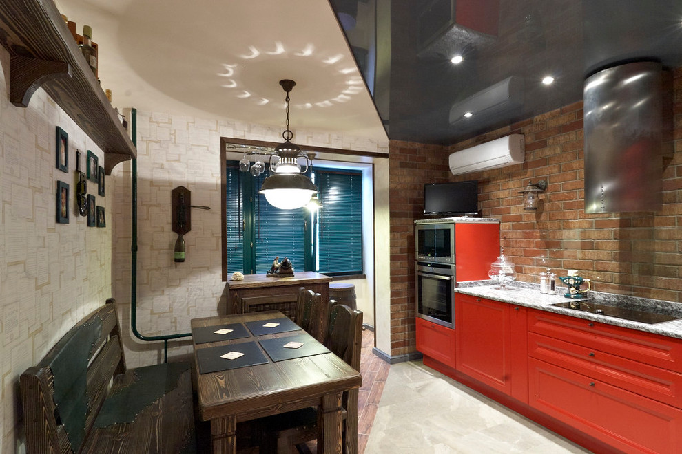 Bild på ett stort eklektiskt kök, med röda skåp, granitbänkskiva, stänkskydd i glaskakel, rostfria vitvaror, klinkergolv i porslin, luckor med infälld panel och brunt stänkskydd